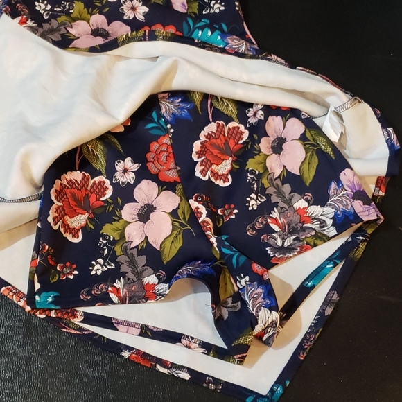 Cute floral dress w/shorts - Picture 2 of 4